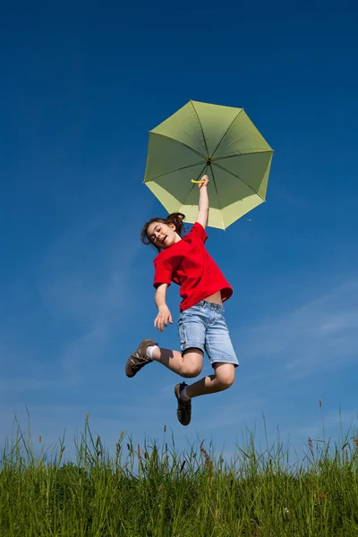 Chica saltando, volando con paraguas verde — Foto de Stock