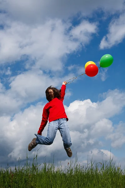 Meisje ballonnen, spelen buiten bedrijf — Stockfoto