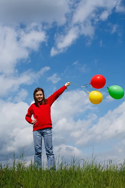 Meisje ballonnen, spelen buiten bedrijf — Zdjęcie stockowe