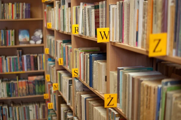 Hyllor med böcker i biblioteket — Stockfoto