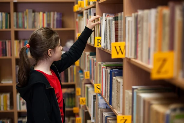 Ung flicka i biblioteket — Stockfoto