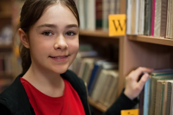 Jeune fille dans la bibliothèque — Photo