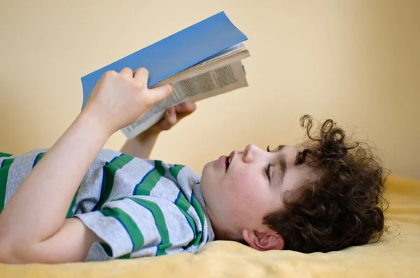 Menino livro de leitura em casa — Fotografia de Stock