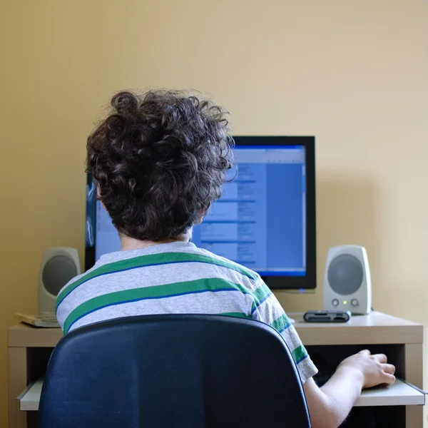 Young boy using computer at home — Stock Photo, Image