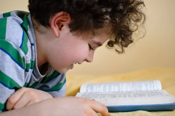 Menino livro de leitura em casa — Fotografia de Stock