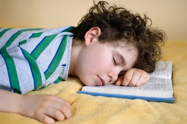 Jongen slapen op boek — Stockfoto