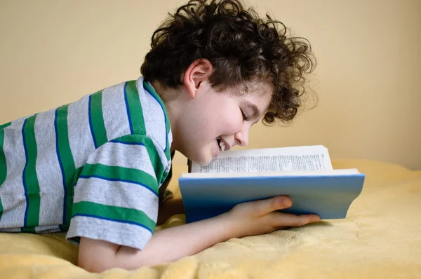 Menino livro de leitura em casa — Fotografia de Stock