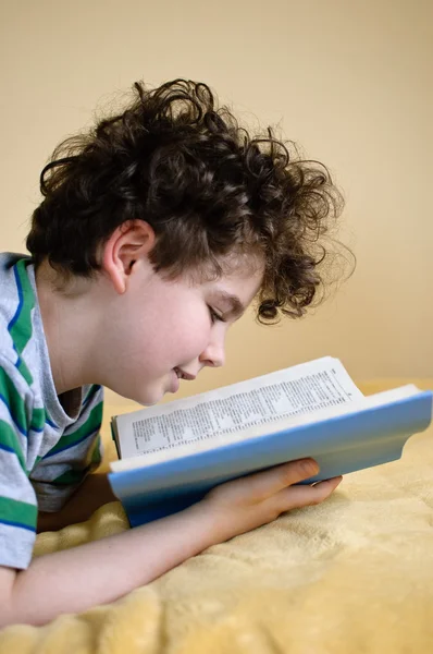 Menino livro de leitura em casa — Fotografia de Stock