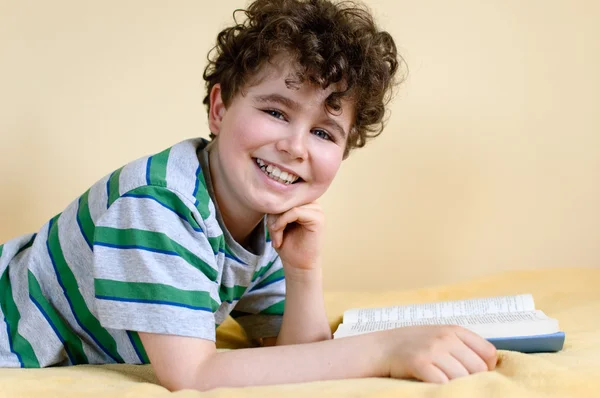 Ragazzo lettura libro a casa — Foto Stock