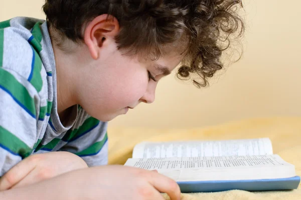 Menino livro de leitura em casa — Fotografia de Stock