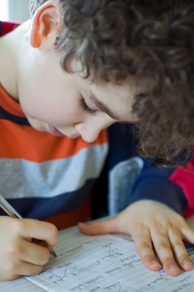 Jongen doet huiswerk — Stockfoto