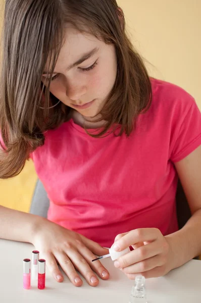 Jong meisje haar nagels lakken — Stockfoto