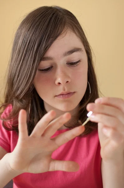 Chica joven pintándose las uñas — Foto de Stock