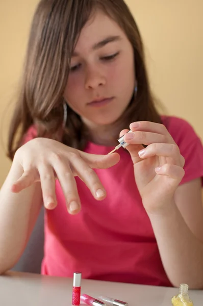 Jeune fille peignant ses ongles — Photo