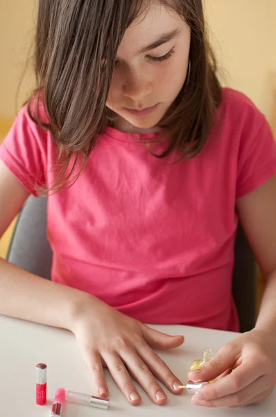 Ung flicka måla hennes naglar — Stockfoto