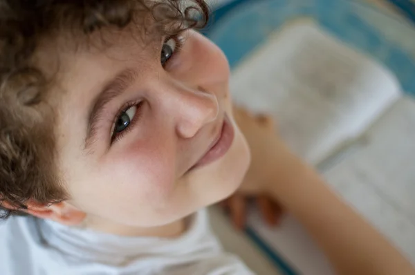 Jongen doet huiswerk — Stockfoto