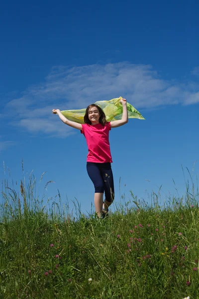 Chica joven saltando al aire libre — Foto de Stock