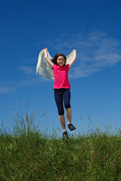 Молодая девушка прыгает на открытом воздухе — стоковое фото