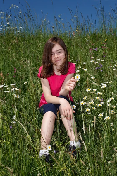 Girl relaxing on green meadow — Stock Photo, Image