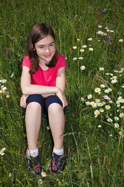 Kızın rahatlatıcı yeşil çayır — Stok fotoğraf