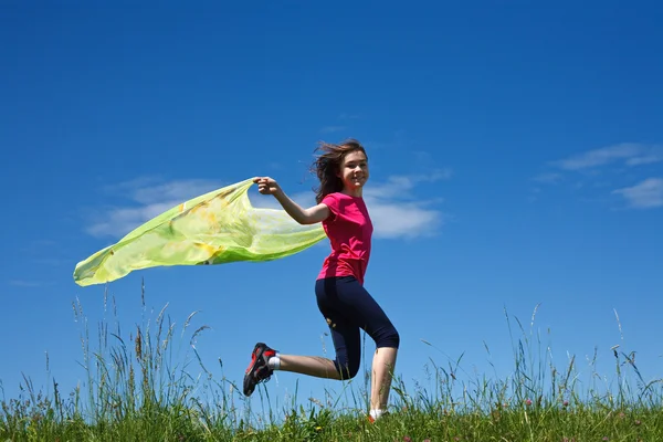 Chica joven saltando al aire libre —  Fotos de Stock