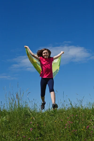 Jeune fille sautant en plein air — Photo