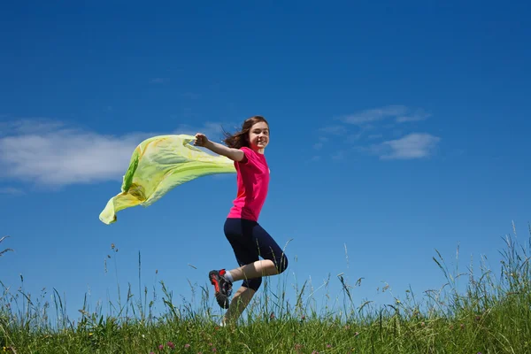 Chica joven saltando al aire libre — Foto de Stock