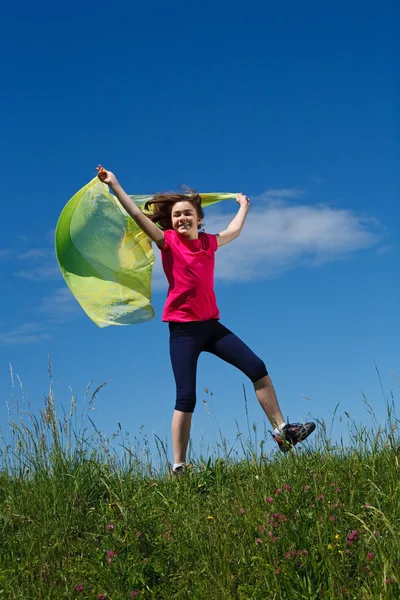 Chica joven saltando al aire libre — Foto de Stock