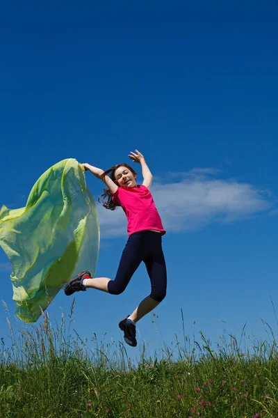 Fiatal lány jumping szabadtéri — Stock Fotó