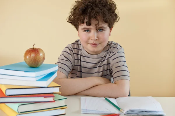 Garçon faire des devoirs — Photo