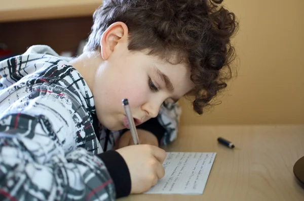 Garçon faire des devoirs — Photo