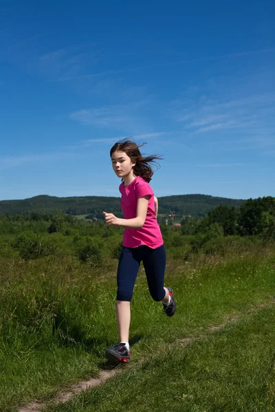 Fille courir, sauter à l'extérieur — Photo