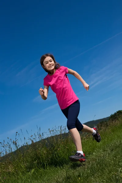 Koşma, atlama açık havada kız — Stok fotoğraf