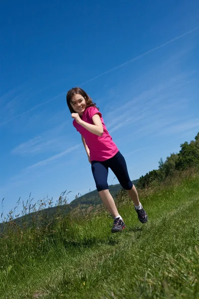 Ragazza correre, saltare all'aperto — Foto Stock