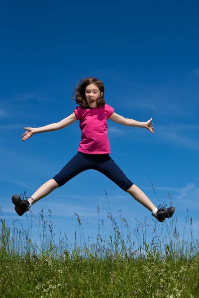 Mädchen rennt, springt ins Freie — Stockfoto