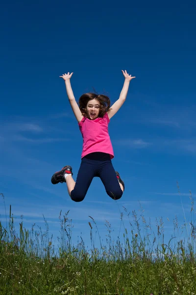 Menina correndo, pulando ao ar livre — Fotografia de Stock