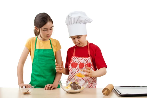 Bambini che mescolano pasta — Foto Stock