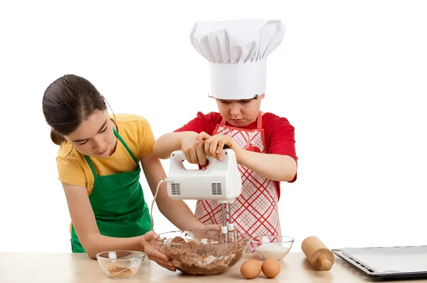 Dzieci mieszania ciasta — Zdjęcie stockowe