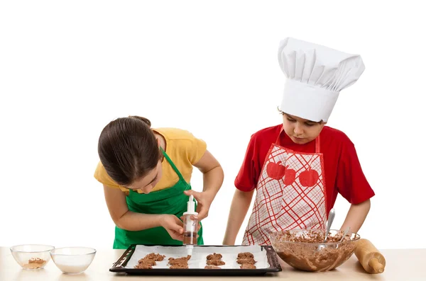 Bambini che mescolano pasta — Foto Stock