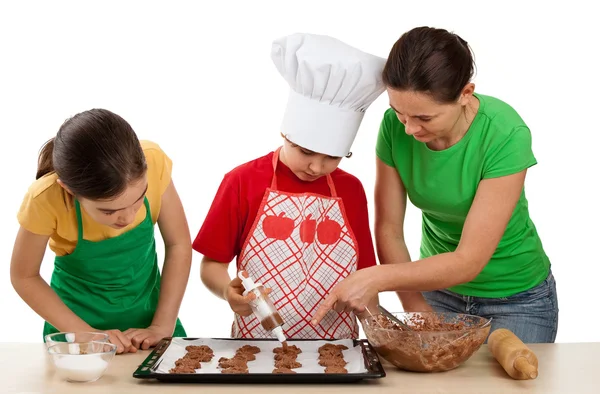 Mutter mit Kindern backt Kuchen — Stockfoto