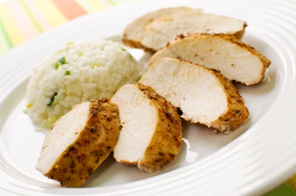 Gebratenes Hühnerfleisch mit weißem Reis und Gemüse — Stockfoto