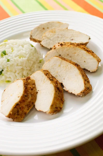 Roasted chicken meat with white rice and vegetables — Stock Photo, Image