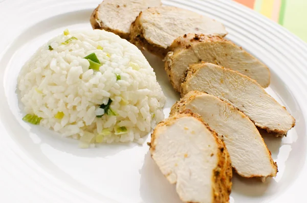 Roasted chicken meat with white rice and vegetables — Stock Photo, Image