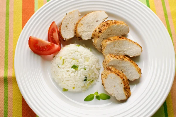 Жареное куриное мясо с белым рисом и овощами — стоковое фото