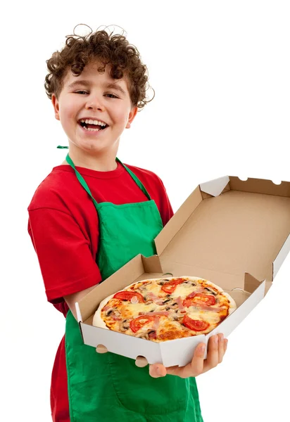 Pojke anläggning pizza — Stockfoto