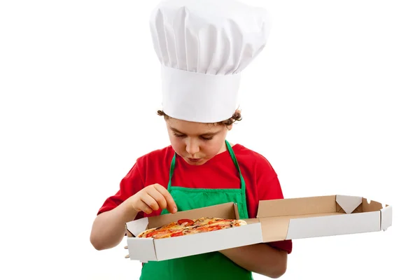 Мальчик держит пиццу — стоковое фото