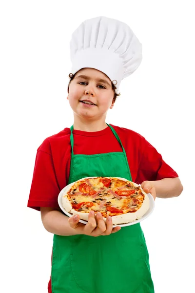 Pojke anläggning pizza — Stockfoto