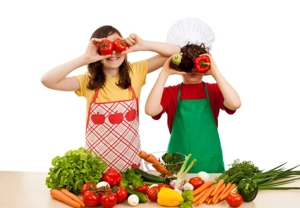 孩子们和新鲜的蔬菜 — 图库照片