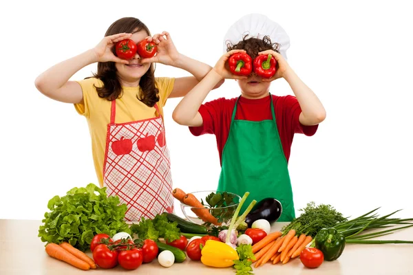 Crianças e legumes frescos — Fotografia de Stock
