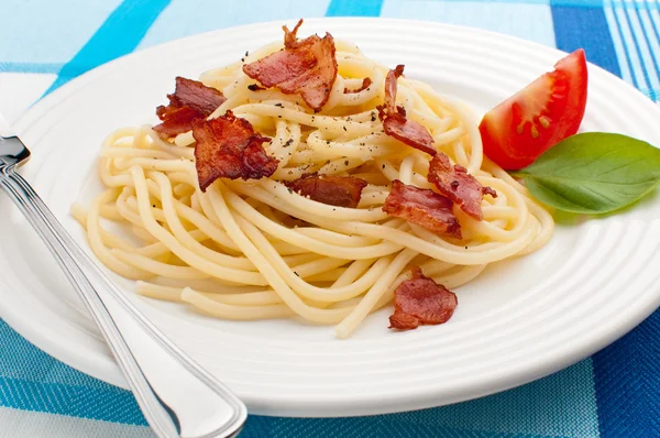 Pasta med bacon och grönsaker — Stockfoto